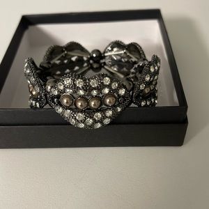 NWT Beautiful Bedazzled studded lips bracelet